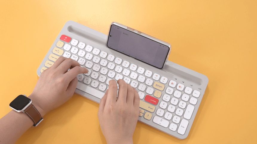 Coms 크래들 무선 블루투스 5.0 키보드 스마트폰 태블릿PC 거치 화이트/PC무선키보드/휴대용키보드/무선연