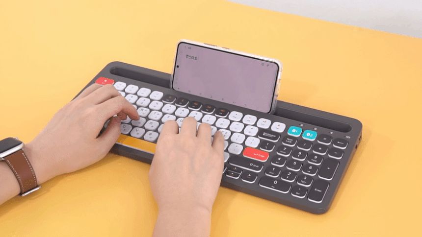 Coms 크래들 무선 블루투스 5.0 키보드 스마트폰 태블릿PC 거치 화이트/PC무선키보드/휴대용키보드/무선연