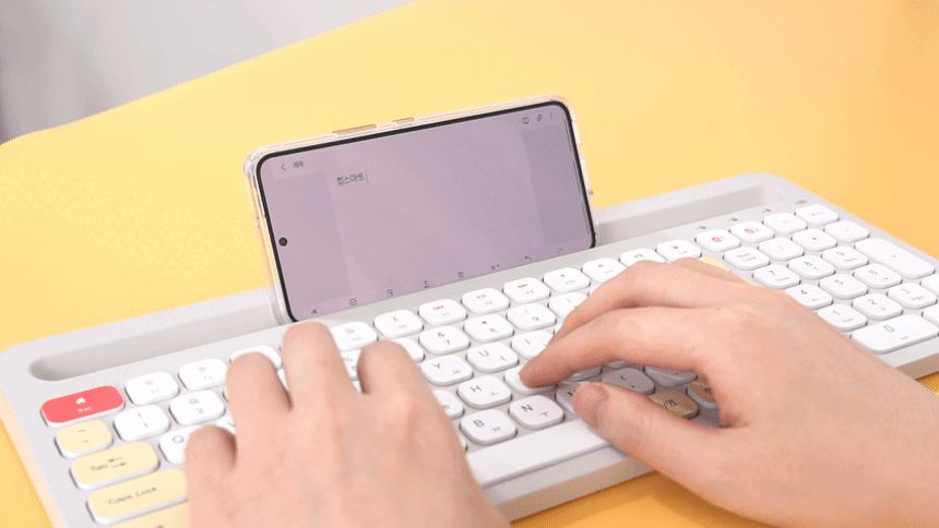 Coms 크래들 무선 블루투스 5.0 키보드 스마트폰 태블릿PC 거치 화이트/PC무선키보드/휴대용키보드/무선연