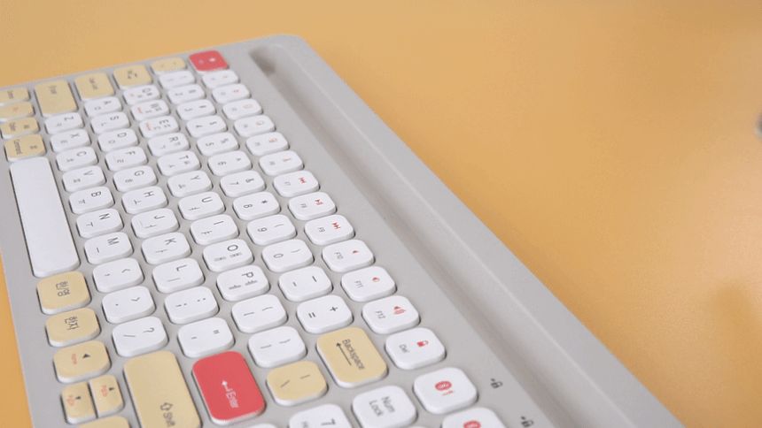 Coms 크래들 무선 블루투스 5.0 키보드 스마트폰 태블릿PC 거치 화이트/PC무선키보드/휴대용키보드/무선연